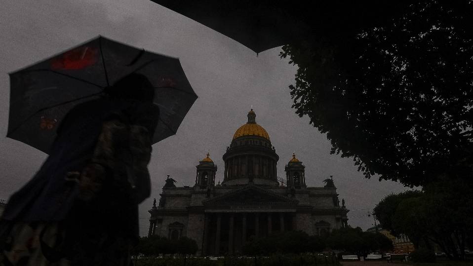 Шторм, наводнение и снег: Жителей Петербурга предупредили о непогоде в течение недели