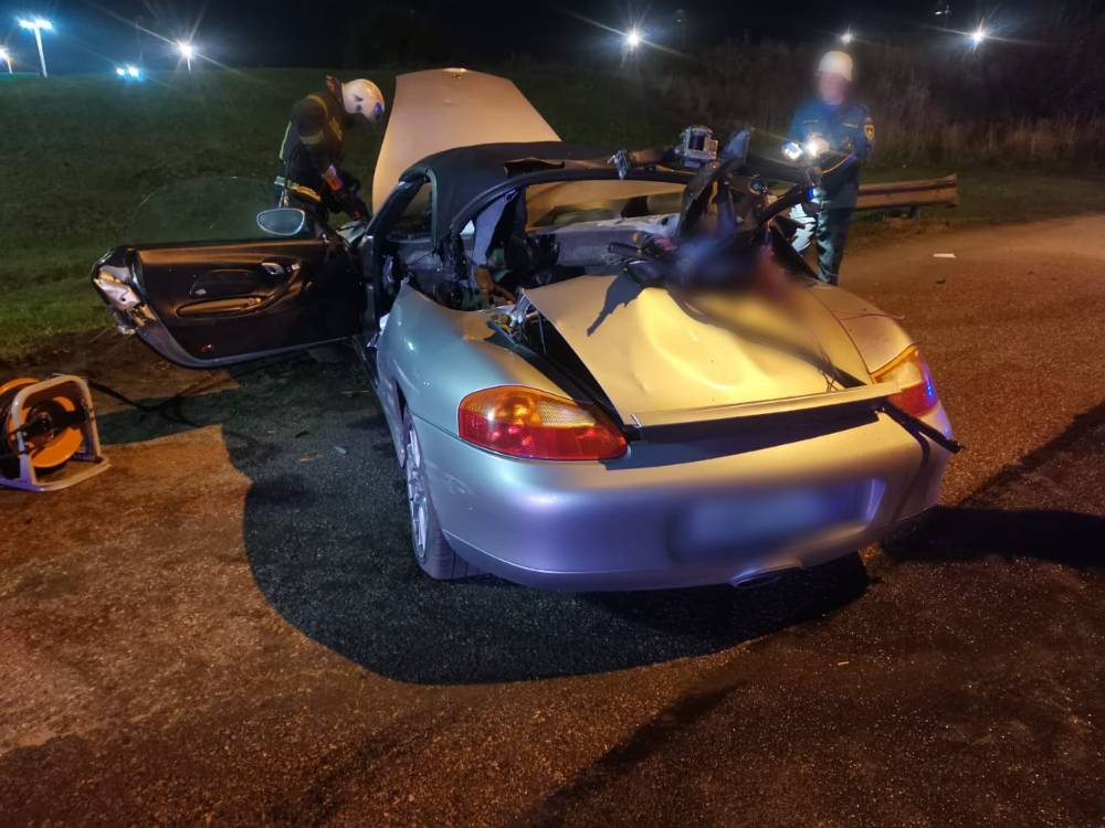 В Петербурге водитель Porsche на скорости влетел в ограждение и погиб