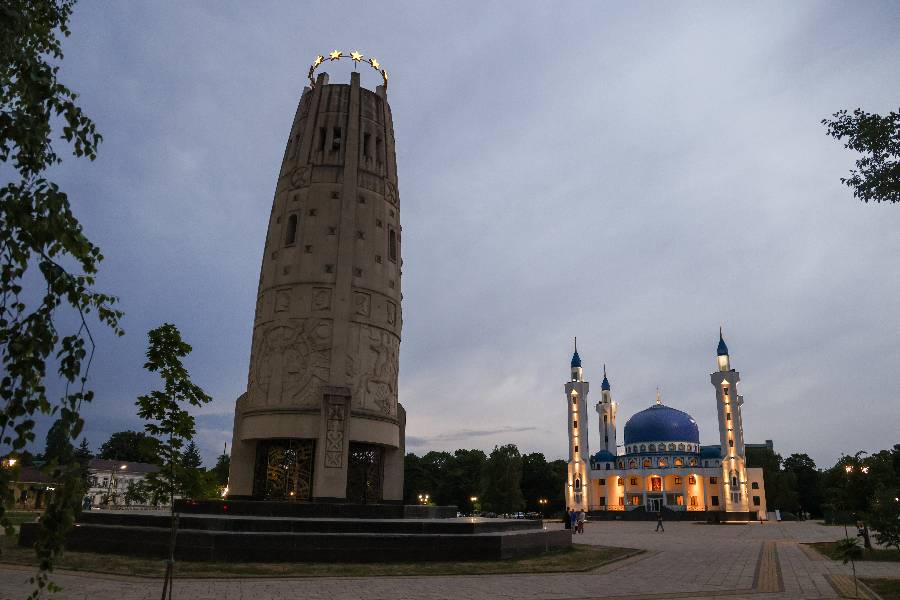 Монумент "Единение и Согласие" на площади Дружбы у Соборной мечети в Майкопе. Фото © ТАСС / Сергей Мальгавко