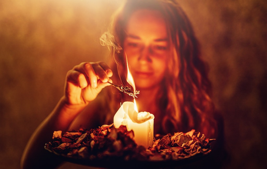 Магический ритуал с огнём, который нужно провести в Самайн, 31 октября. Фото © Shutterstock