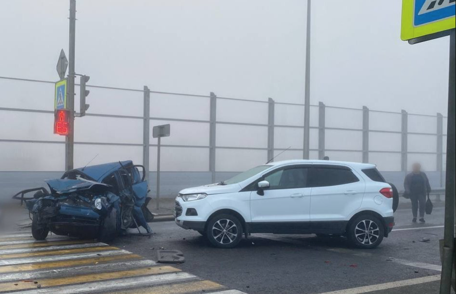 В Керчи водитель BMW протаранил четыре легковушки и скрылся, один человек погиб