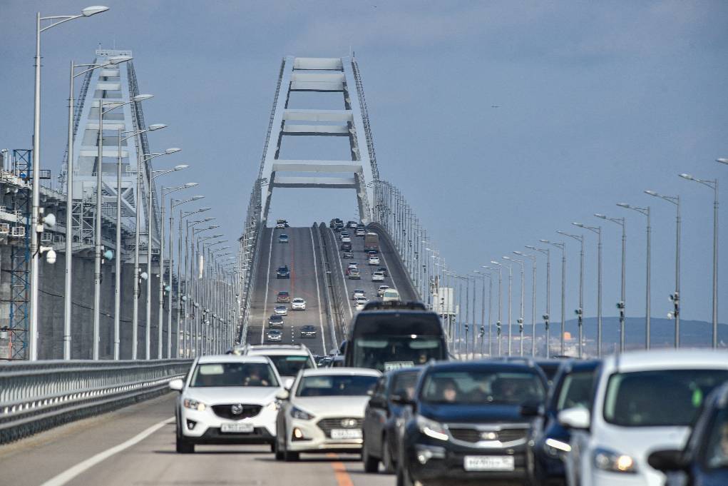 На Крымском мосту и в Севастополе объявлена воздушная тревога после атаки украинских катеров