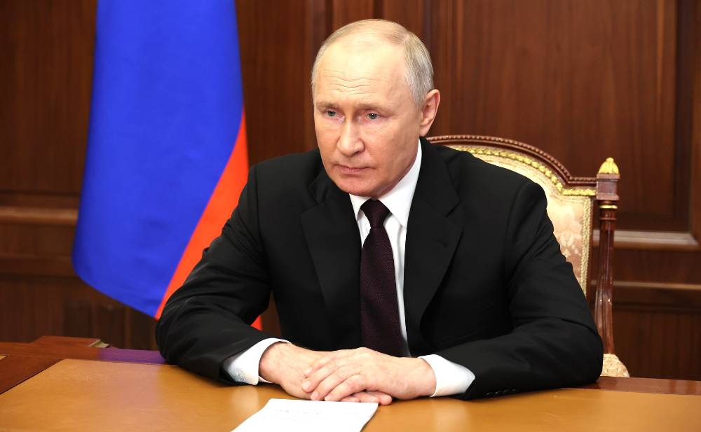 Путин заметил попытки расколоть общество России извне 