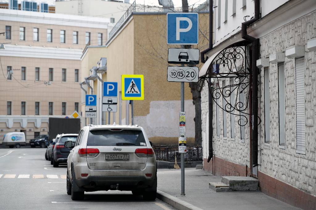 Дептранс: Ещё более 30 участков улиц войдут в зону платных парковок в Москве
