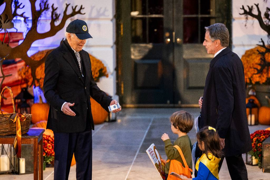 <p>Президент США Джо Байден и госсекретарь США Энтони Блинкен с семьёй на праздновании Хэллоуина в Белом доме. Обложка © ТАСС / EPA /<strong style="font-weight: bold;"> </strong>JIM LO SCALZO</p>