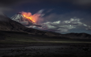 На Камчатке вулкан Ключевской снова выбросил пепел на высоту 10 километров