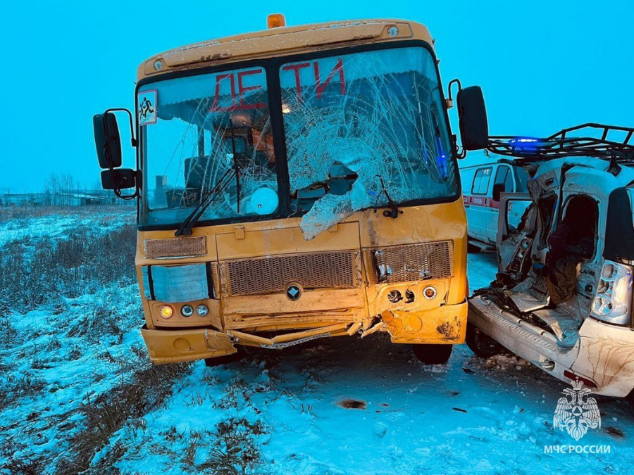 Последствия столкновения автобуса с легковушкой в Башкирии. Обложка © t.me / МЧС Башкортостан