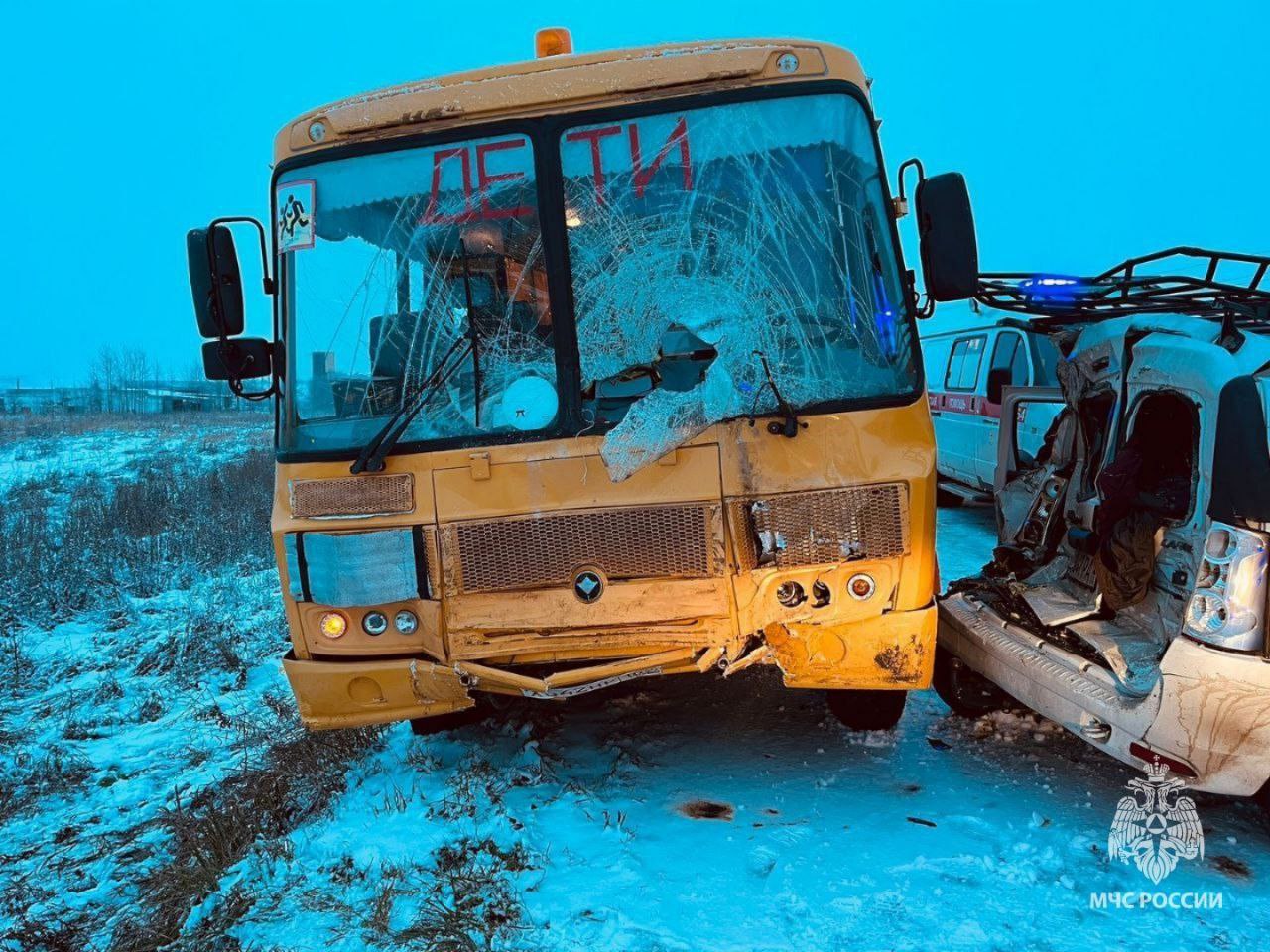 Трое детей и четверо взрослых пострадали в ДТП со школьным автобусом в Башкирии