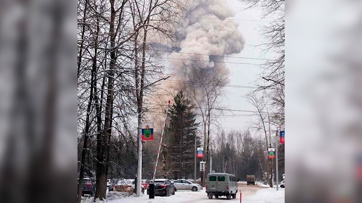 Столб дыма поднялся над Соликамском после взрыва на заводе по выпуску взрывчатки