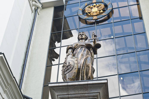 Верховный суд счёл страховым случаем гибель работника при доставке по пути домой