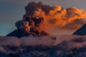 Камчатский вулкан Ключевской вновь выбросил десятикилометровый столб пепла