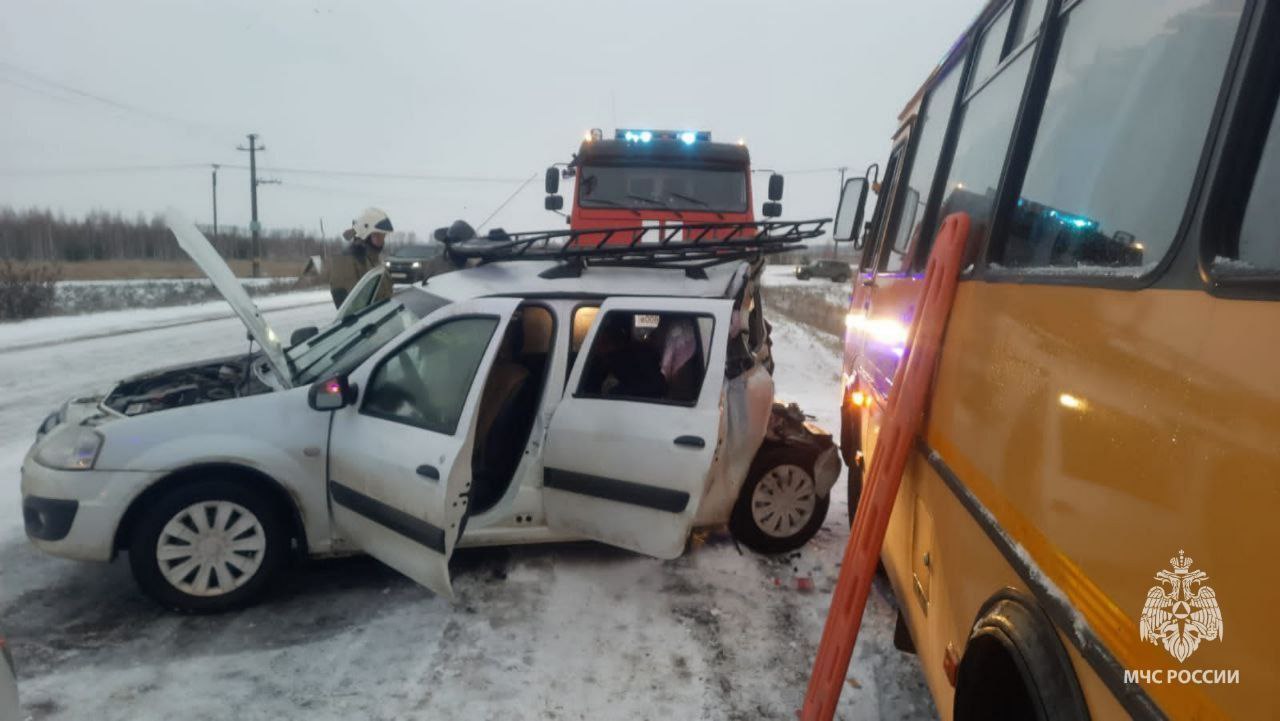 Последствия столкновения автобуса с легковушкой в Башкирии. Фото © t.me / МЧС Башкортостан