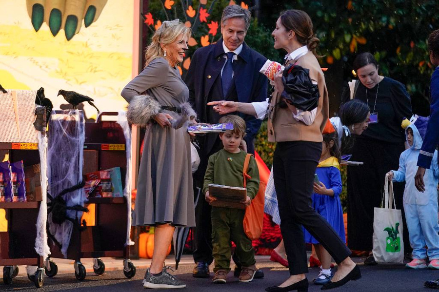 Джилл Байден и Энтони Блинкен с семьёй на праздновании Хэллоуина в Белом доме. Обложка © ТАСС / AP / Andrew Harnik