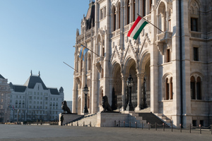 Венгрия потребовала от Киева больше не относить её компании к "спонсорам войны"