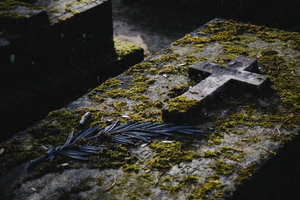 Вплоть до смертельного исхода: Экстрасенс предупредил об опасности ритуалов захоронения живых людей