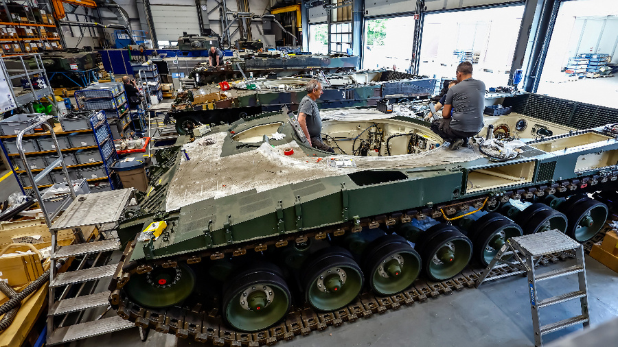 <p>Производство военной техники и вооружения на заводе концерна Rheinmetall. Обложка © ТАСС / EPA / HANNIBAL HANSCHKE</p>