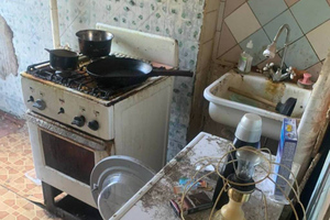 Саратовские приставы забрали малыша из грязной квартиры без еды и кровати