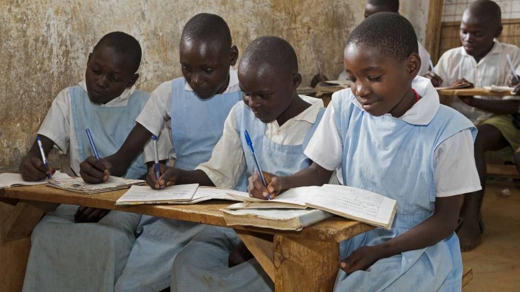 Более 100 школьниц попали в больницу в Кении из-за загадочной болезни