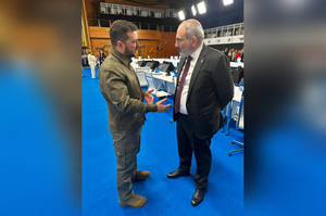 Зеленский встретился с Пашиняном на полях саммита ЕПС в Испании