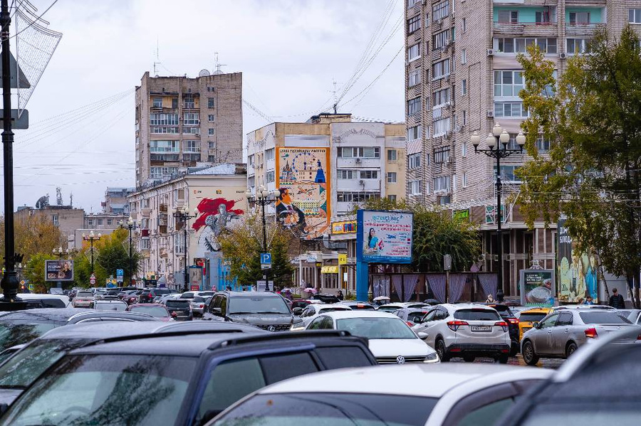 На стене дома в Хабаровске появилось масштабное граффито в честь Дня учителя. Фото © Предоставлено LIFE