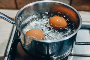 Диетолог разрешила спор о том, нужно ли мыть яйца перед приготовлением