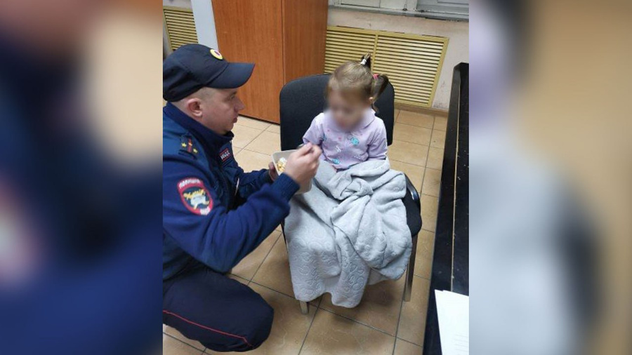 Найденная на улице в Благовещенске девочка. Обложка © t.me / mvd_28_amur