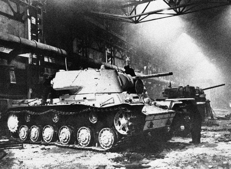 Výroba tanků v SSSR během druhé světové války, 1945. Foto © TASS / AP