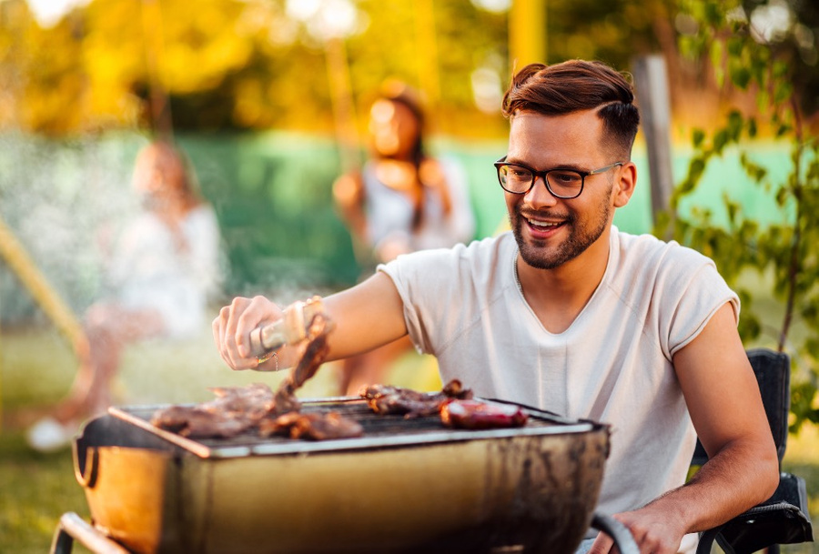 В чём мужчины лучше женщин? Как минимум в готовке мяса. Видимо, для такой серьёзной добычи нужны крепкие руки, пока дамские заняты салатами. Фото © Shutterstock