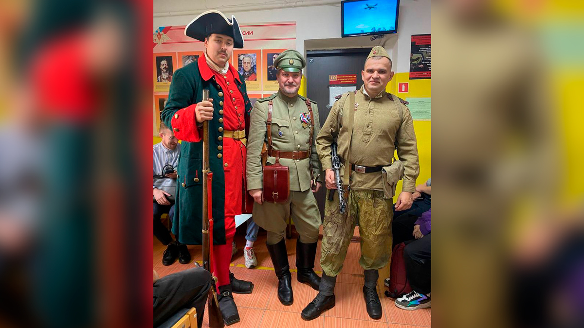 В военкомате Екатеринбурга организовали костюмированное шоу для призывников