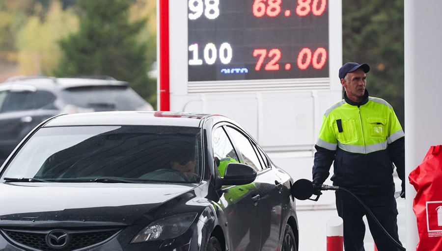 Правительство приняло новые меры для регулирования цен на бензин. Обложка © ТАСС / Кирилл Кухмарь