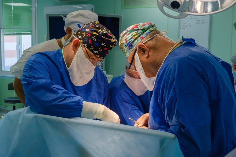 Хирурги из Челябинска вырезали подростку опухоль без разрезов. Обложка © VK / ЧОДКБ