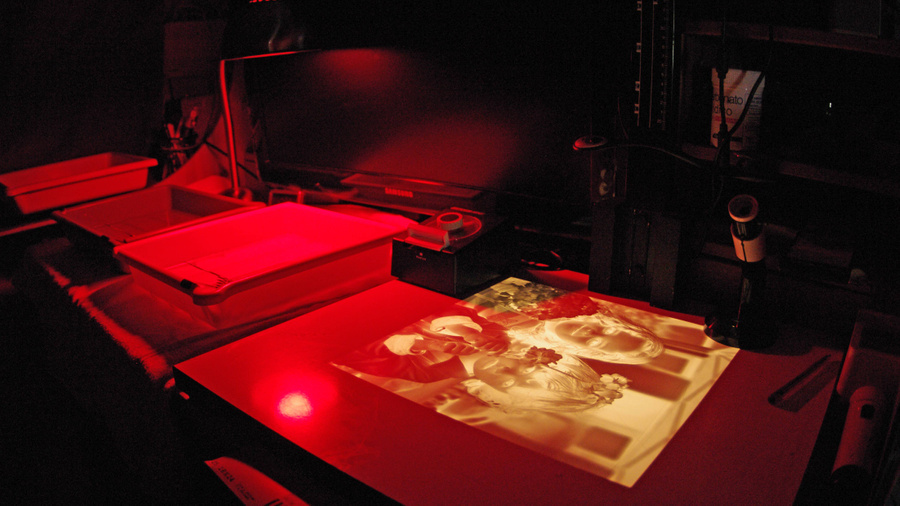 Фотолаборатория — тёмная комната с оборудованием и реактивами для проявки. Фото © Wikimedia Commons / Inkaroad