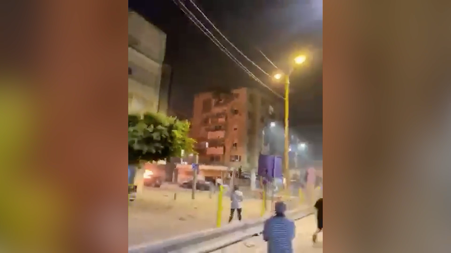Шокированный очевидец снял обрушение пятиэтажки в Тель-Авиве после ракетного удара