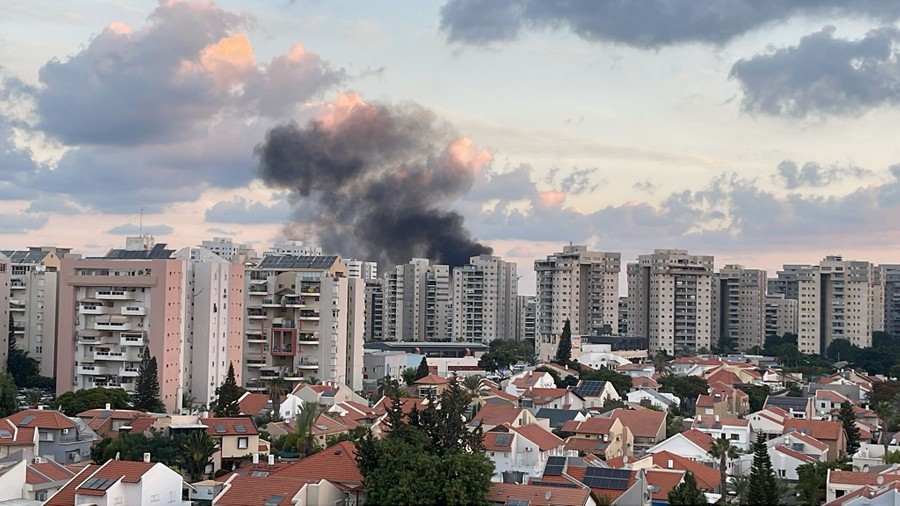 Дым после обстрела в Израиле. Обложка © Twitter / Igor Lviv