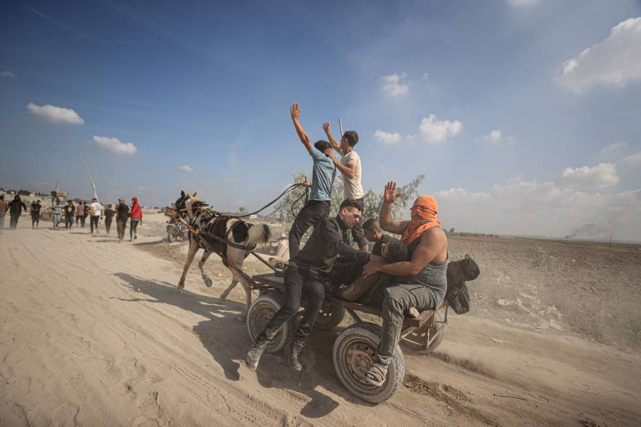 Палестинские члены бригад военного крыла ХАМАС, которые были убиты и ранены в столкновениях на границе Газы и Израиля, вывезены из этого района и доставлены в сектор Газа. Фото © Getty Images / Anadolu Agenc / Mustafa Hassona
