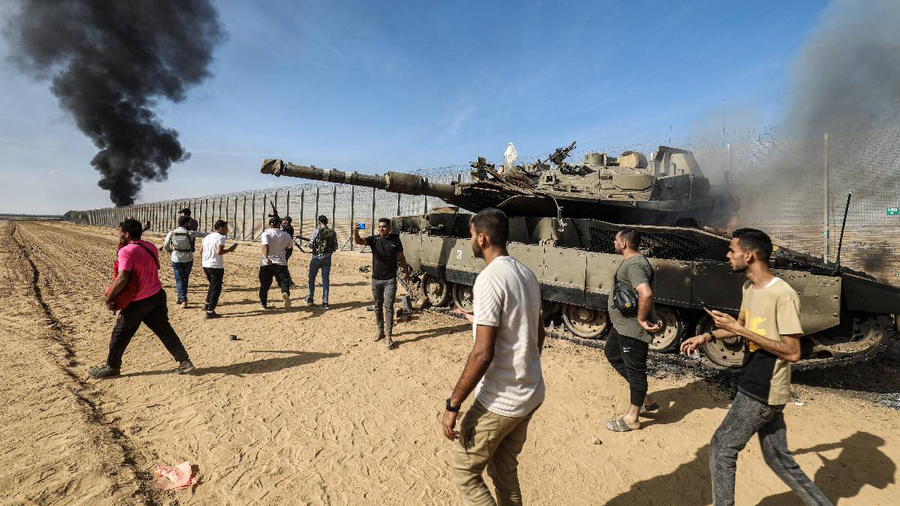 Палестинцы берут под свой контроль израильский танк после пересечения пограничного забора с Израилем из Хан-Юниса. Обложка © Getty Images / dpa / Abed Rahim Khatib
