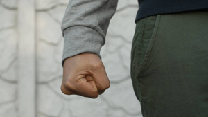 Громила напал на женщину и сломал ей плечо прямо на глазах у её сына в Петербурге