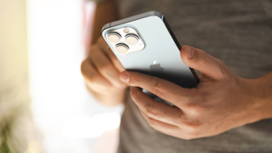 Москвич наигрался с новым iPhone 15 Pro и продал мошенникам, но денег так и не увидел