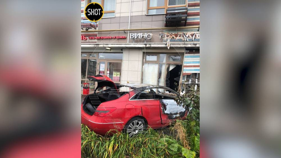 "Мерседес" врезался в магазин алкогольных напитков в Химках. Обложка © Telegram / SHOT