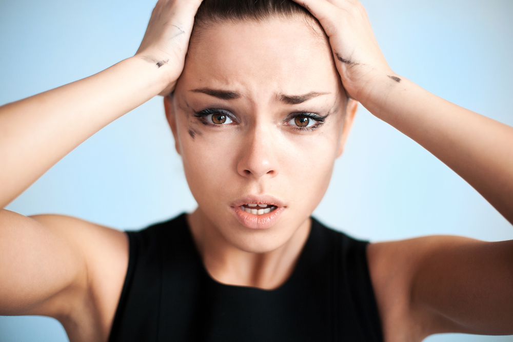 Плохой макияж — чудовищный промах в образе, из-за которого к тому же можете ожидать появления прыщей на своём лице уже в ближайшее время. Фото © Shutterstock