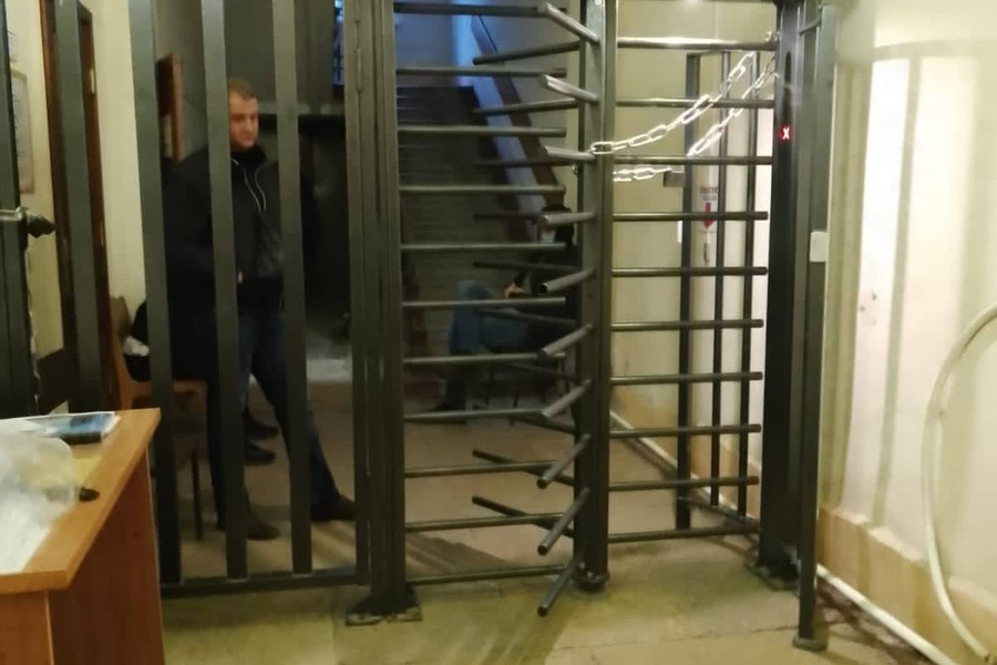 В Ленобласти экс-мэр Шлиссельбурга Желудов захватил здание администрации. Обложка © VK / Администрация Кировского района ЛО