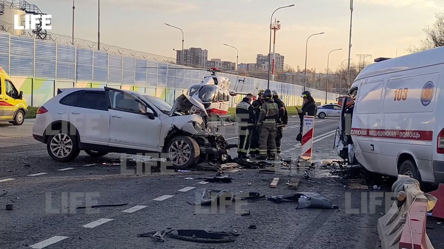 Место ДТП с участием скорой помощи в Москве. Обложка © LIFE