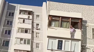 Жуткое видео с висящей на балконе девочкой из Кисловодска появилось в Сети