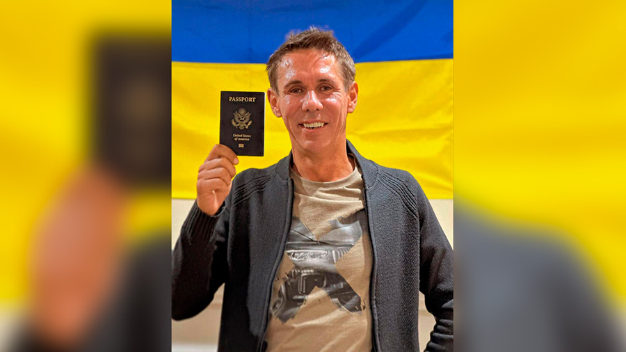 Актёр Панин продемонстрировал американский паспорт на фоне украинского флага. Фото © Instagram (соцсеть запрещена в РФ; принадлежит корпорации Meta, которая признана в РФ экстремистской) / alexeypaninn