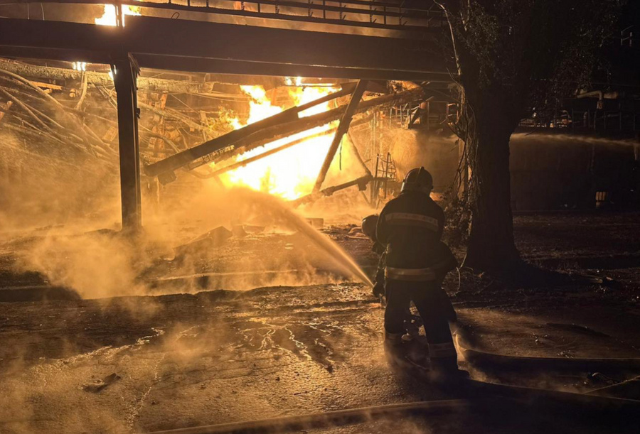 В Полтавской области произошёл пожар на нефтеперерабатывающем заводе. Обложка © t.me / Филипп Пронин