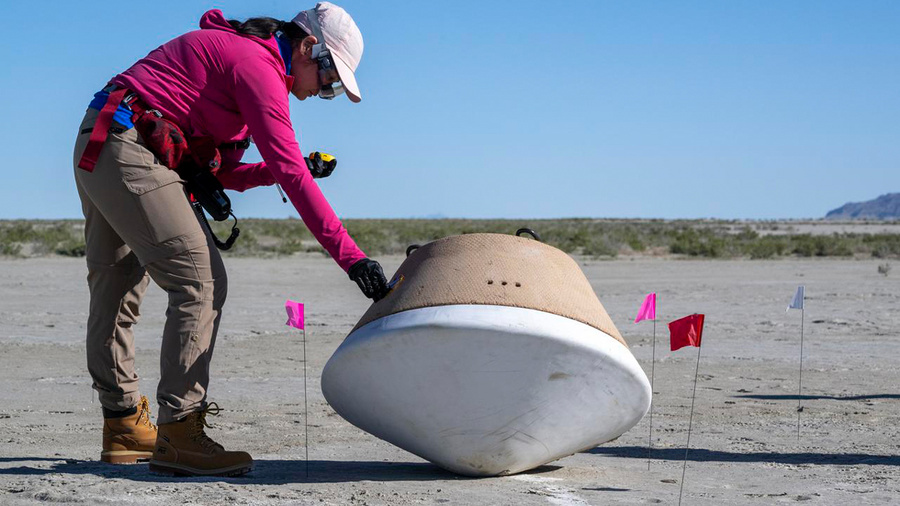 Капсула зонда OSIRIS-REx, которая доставила на Землю образцы грунта астероида Бенну. Обложка © NASA / Keegan Barber