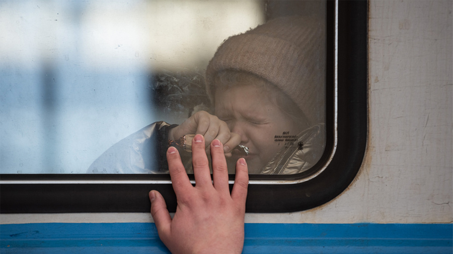 По данным экспертов, сейчас в Европе без надзора находится больше 23 000 несовершеннолетних граждан Украины. Обложка © Getty Images / Alelxey Furman