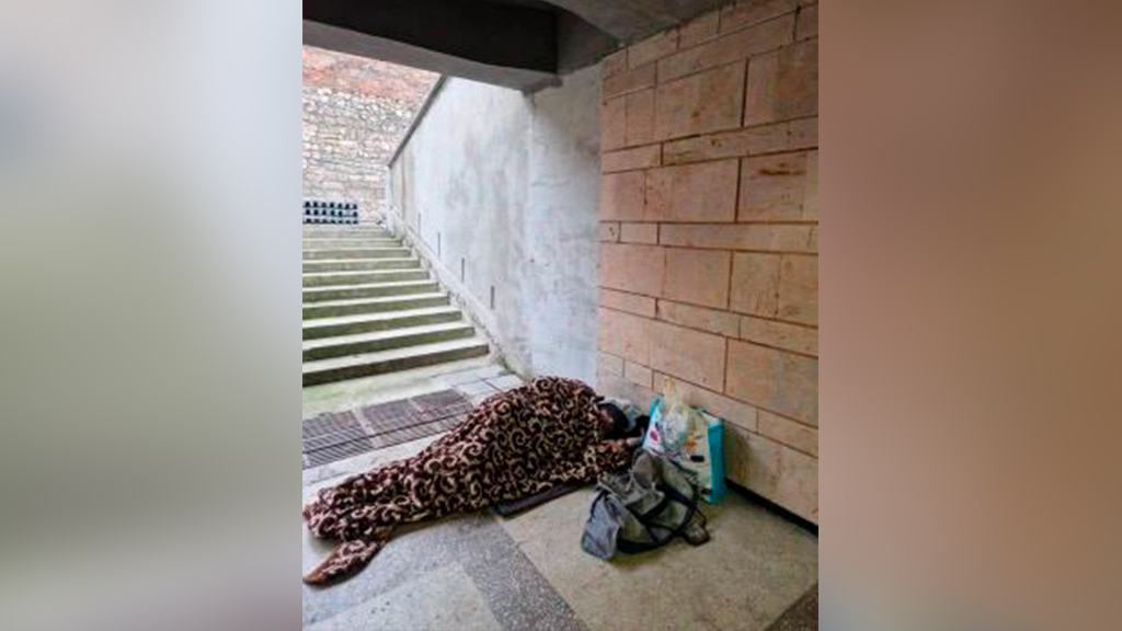 Американец обустроился в подземном переходе Львова. Фото © t.me / stranaua
