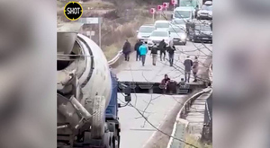 Лайф публикует видео спасения упавшей в пропасть женщины после обрушения моста в Подмосковье