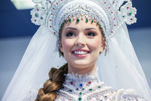 Угостила шоколадом и подарила брелоки: Россиянка растопила сердце соперницы-трансгендера и других участниц "Мисс Вселенной"